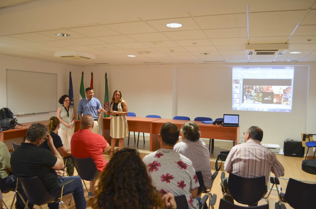 La diputada de Agricultura ha inaugurado un taller práctico que ha organizado junto a la Universidad de Almería para que las pymes puedan obtener certificaciones complementarias