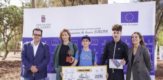 El diputado provincial, Antonio Jesús Rodríguez, participa en la visita que realizan los alumnos de 3º de la ESO del IES Alquián al Parque de los Pinos de El Alquián para la realización de varios juegos deportivos al aire libre. En el Parque de los Pinos de El Alquián.