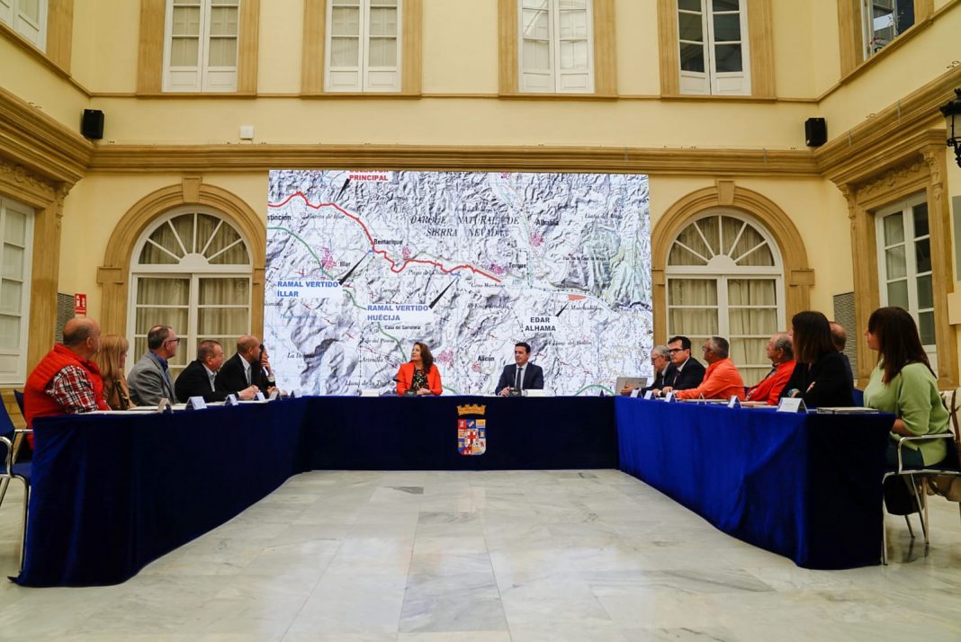 Reunión entre Junta y Diputación de Almería firmando el convenio para la transformación de la EDAR