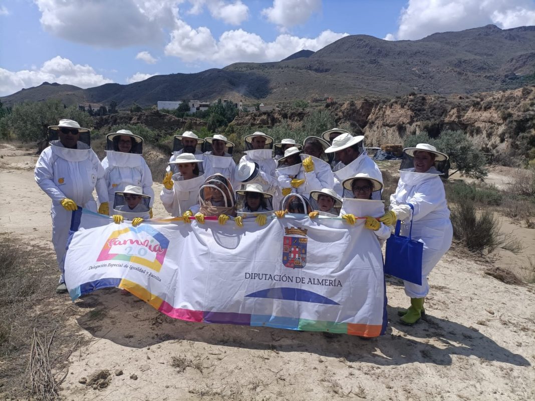 Diputación difunde la apicultura dentro de sus actividades dirigidas a las familias almerienses