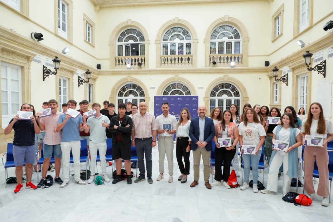 Diputación muestra a medio centenar de alumnos de Huércal-Overa las ‘salidas’ que les ofrece la Unión Europea