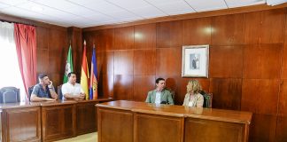 El presidente de Diputación en una reunión con la alcaldesa de Rioja Olga González
