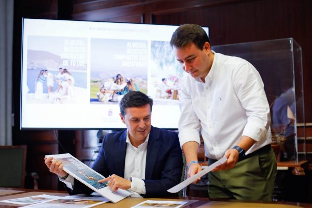 Javier A. García y Fernando Giménez con las creatividades de la nueva campaña-el-sol-que-necesito-costa-de-almeria