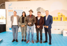 Álex O’Dogherty recoge el Premio Canal Sur de FICAL 2025 y pide “poder seguir disfrutando de mi carrera tan bizarra”