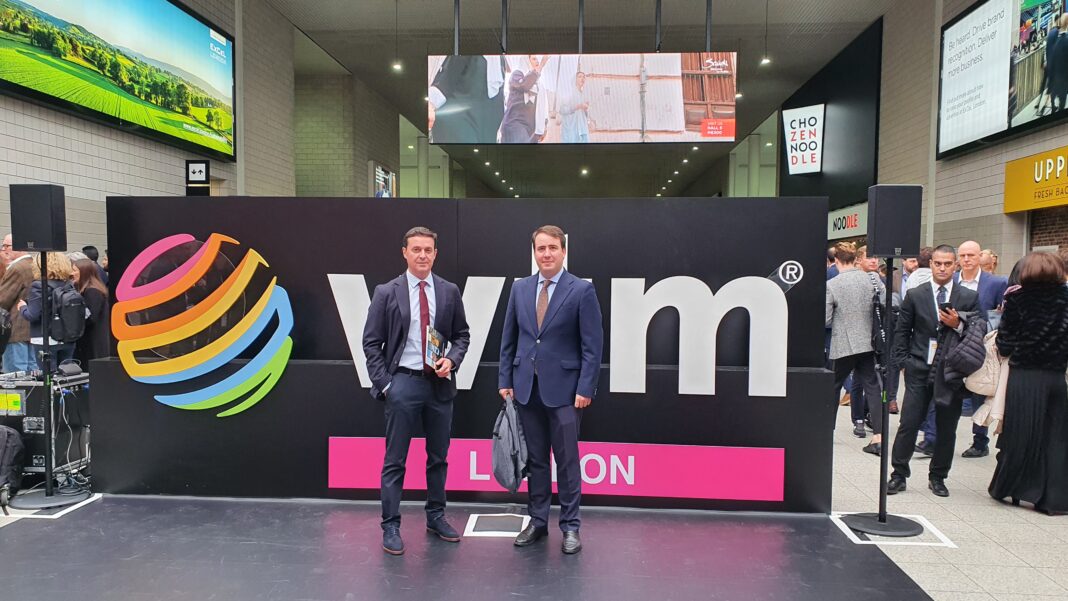 El presidente, Javier A. García, y el vicepresidente y diputado de Turismo, Fernando Giménez, en una edición anterior de la WTM