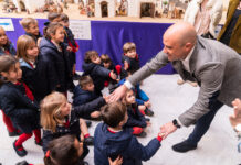 El presidente de la Diputación recibe la visita de los niños del colegio Altaduna-Saladares