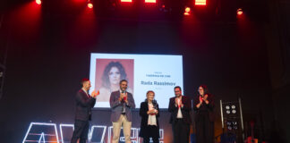 Rada Rassimov recibe el premio ‘Tabernas de Cine’ en la bienvenida del Almería Western Film Festival